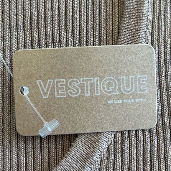 NEW Vestique Taupe Ribbed Short Sleeve Top - Picture 3 of 5
